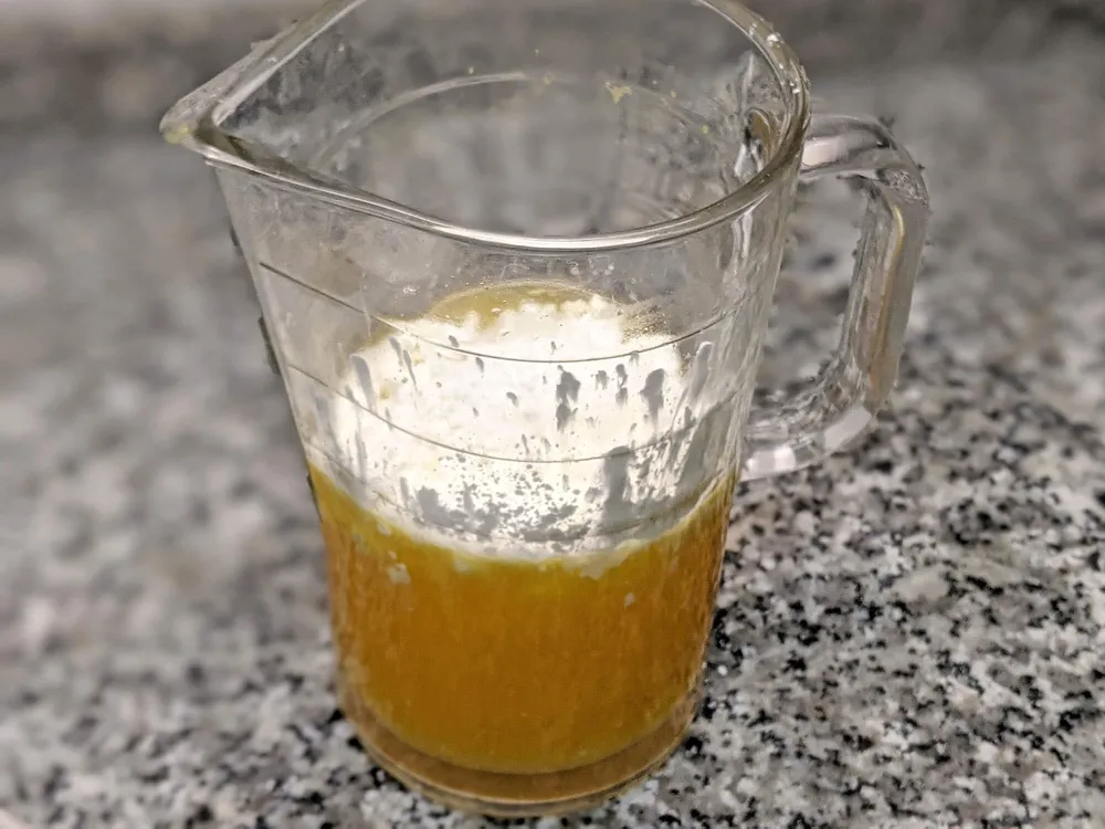 Zumo de naranja, azúcar y harina fina de maíz.