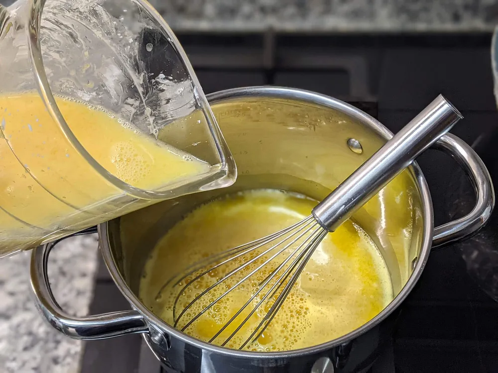 Zumo de naranja en cazuela.