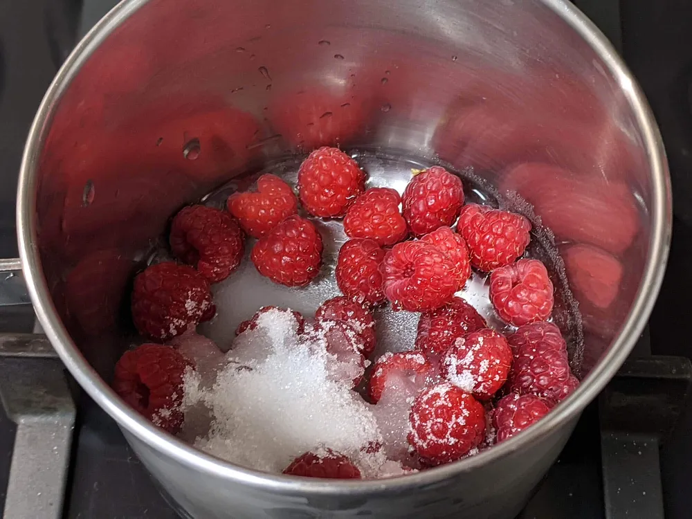Frambuesas y azúcar.