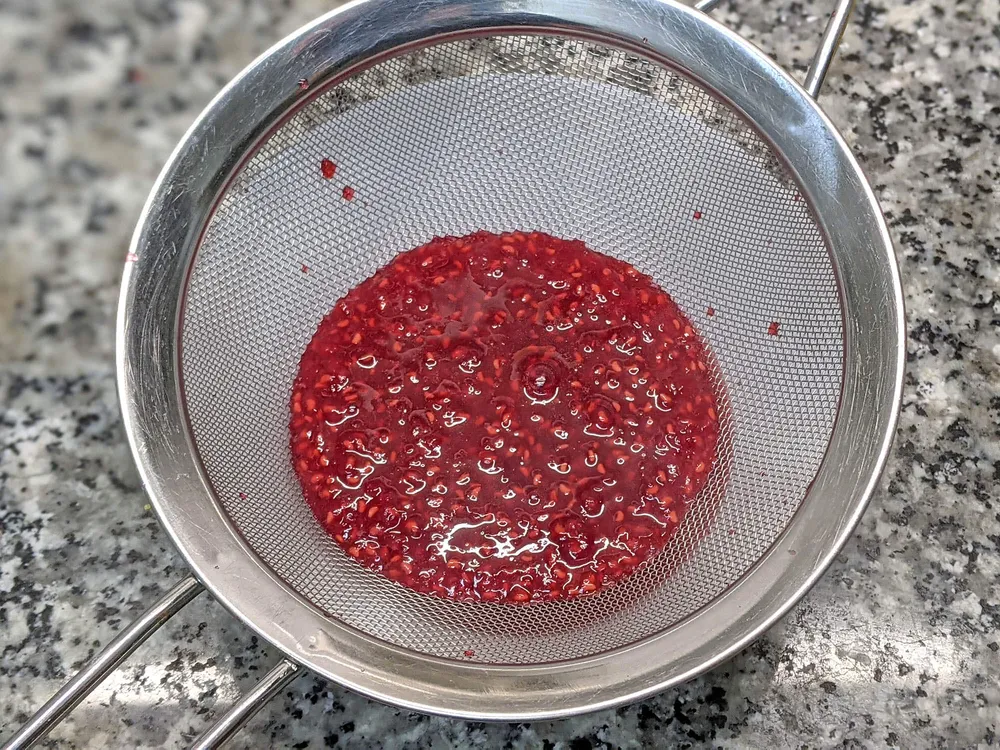 Coulis de frambuesas en colador.