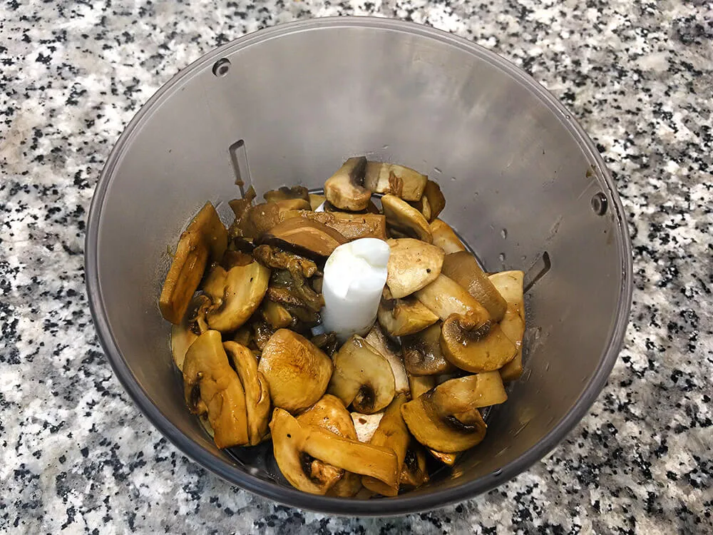 Champiñones y ceps en picadora.