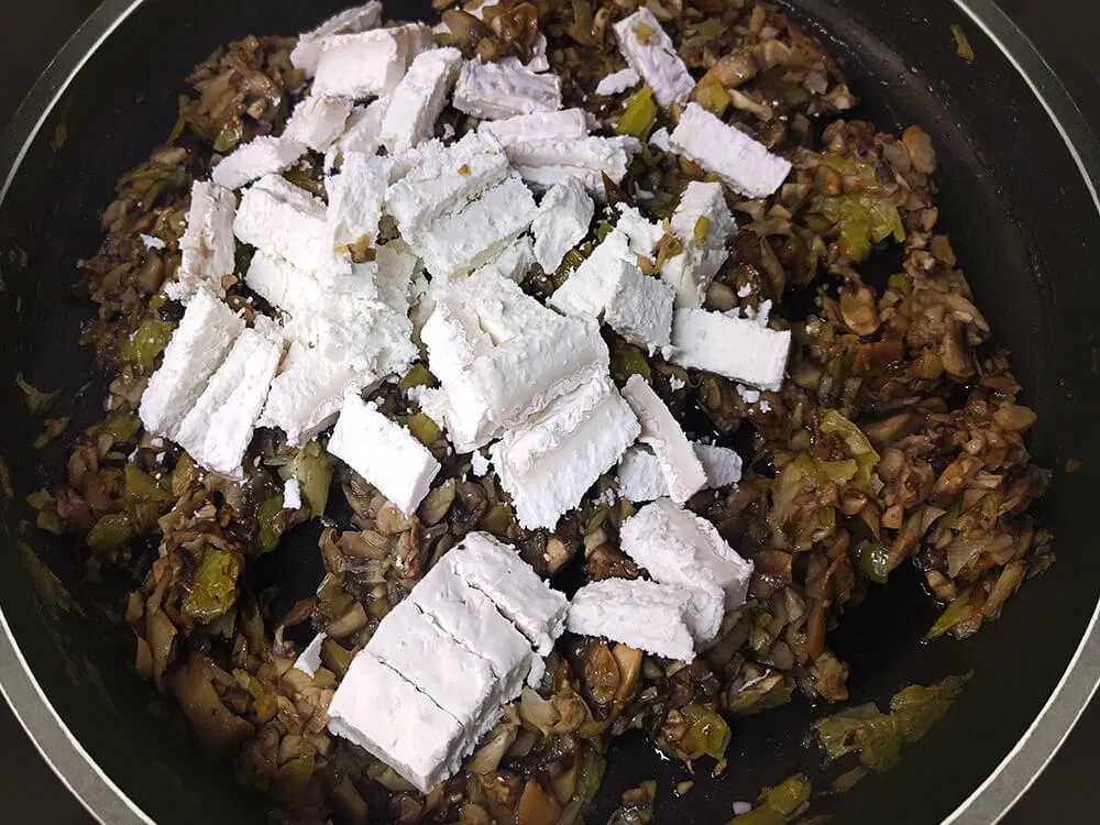 Rehogado de puerro, champiñones y ceps con rulo de cabra.