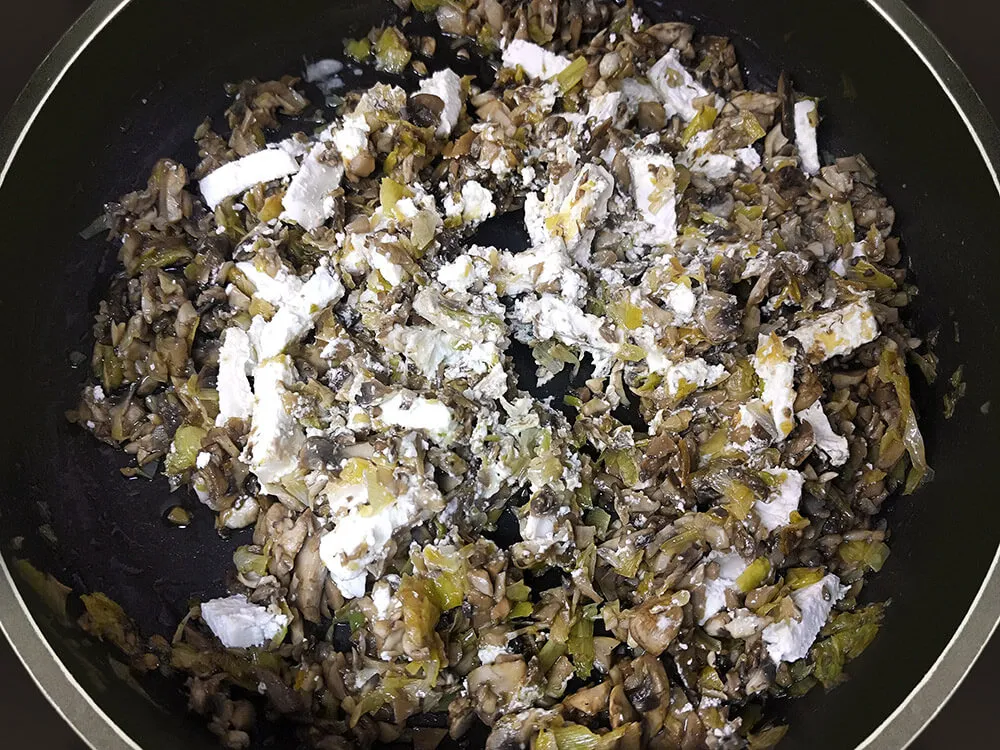 Rehogado de puerro, champiñones y ceps con rulo de cabra.