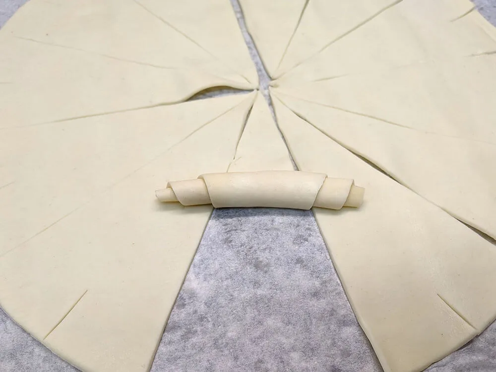 Masa de hojaldre cortada.