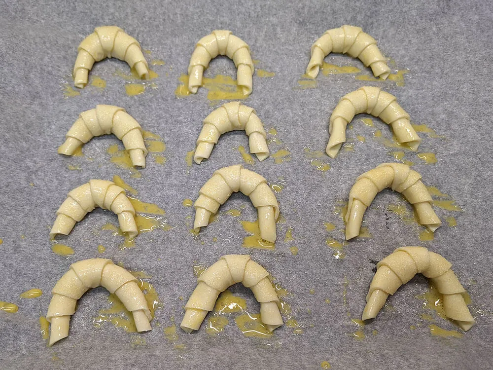 Croissants con huevo batido.