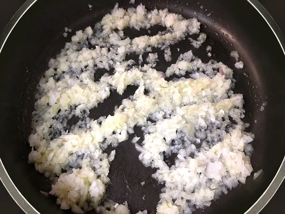 Cebolla picada pochándose