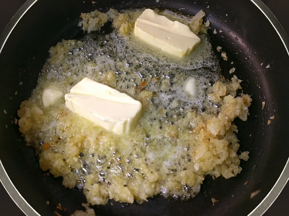 Cebolla pochándose con la mantequilla