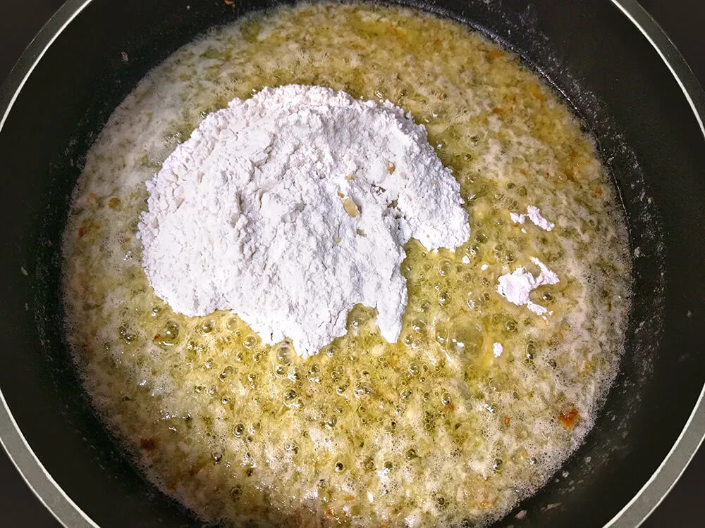 Cebolla pochada, mantequilla y harina