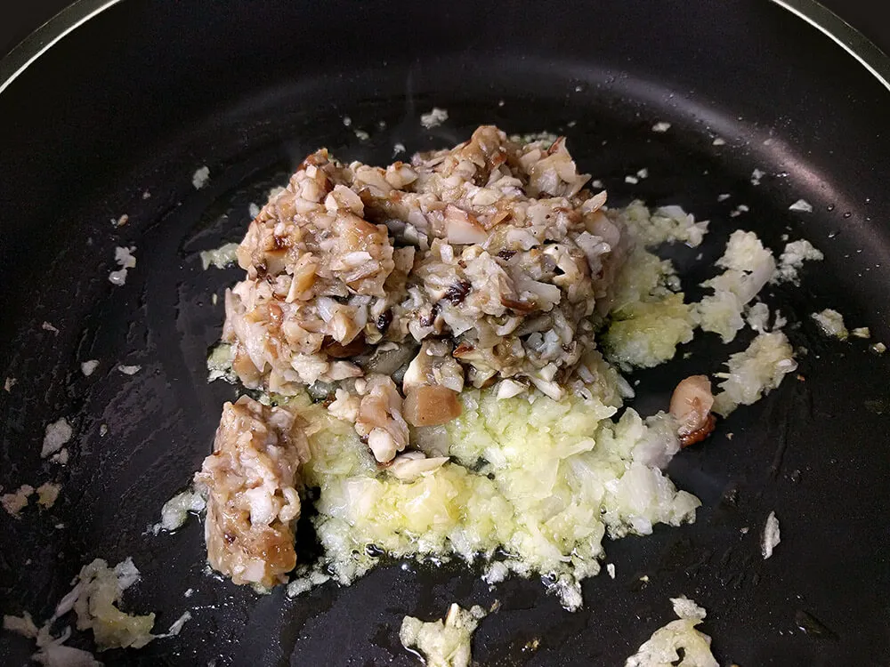 Cebolla pochada y ceps picados