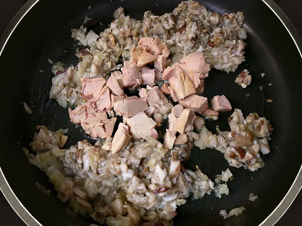 Cebolla pochada, ceps y foie