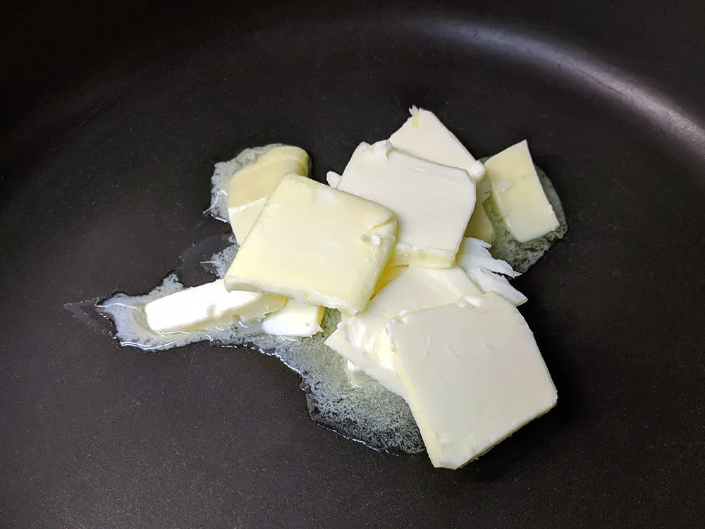 Mantequilla en sartén.