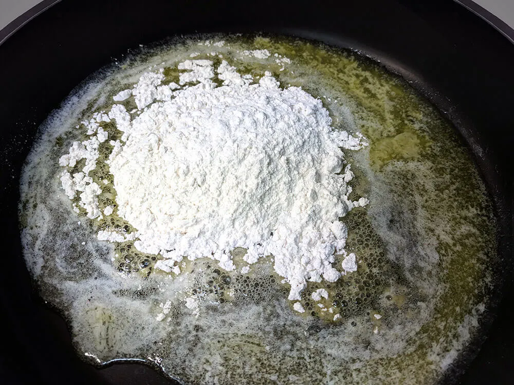Mantequilla y harina en sartén.