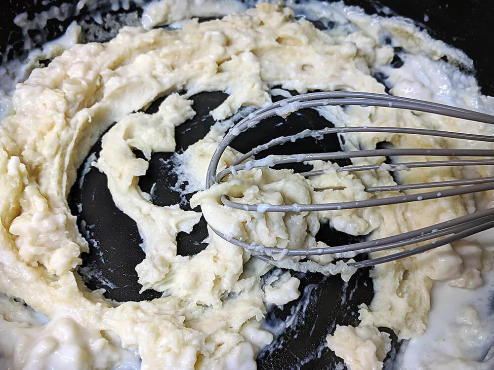 Roux con crema de leche y leche.