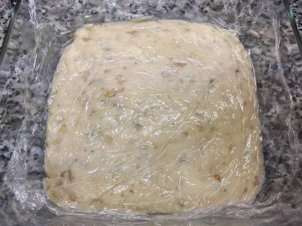 Pasta de croqueta tapada con film transparente.