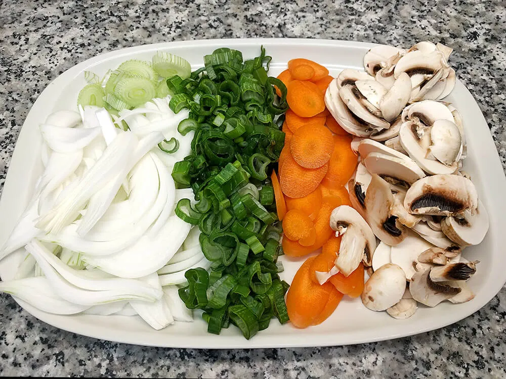 Hortalizas cortadas en juliana y a rodajas