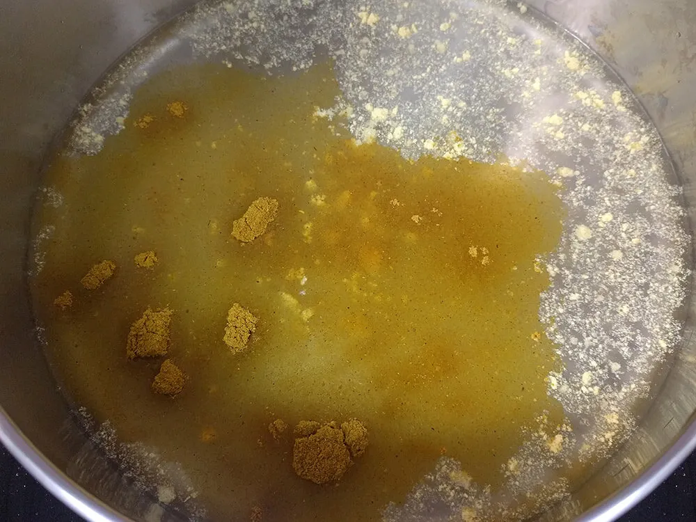 Bol con agua mineral, pastilla de caldo de pollo y curry