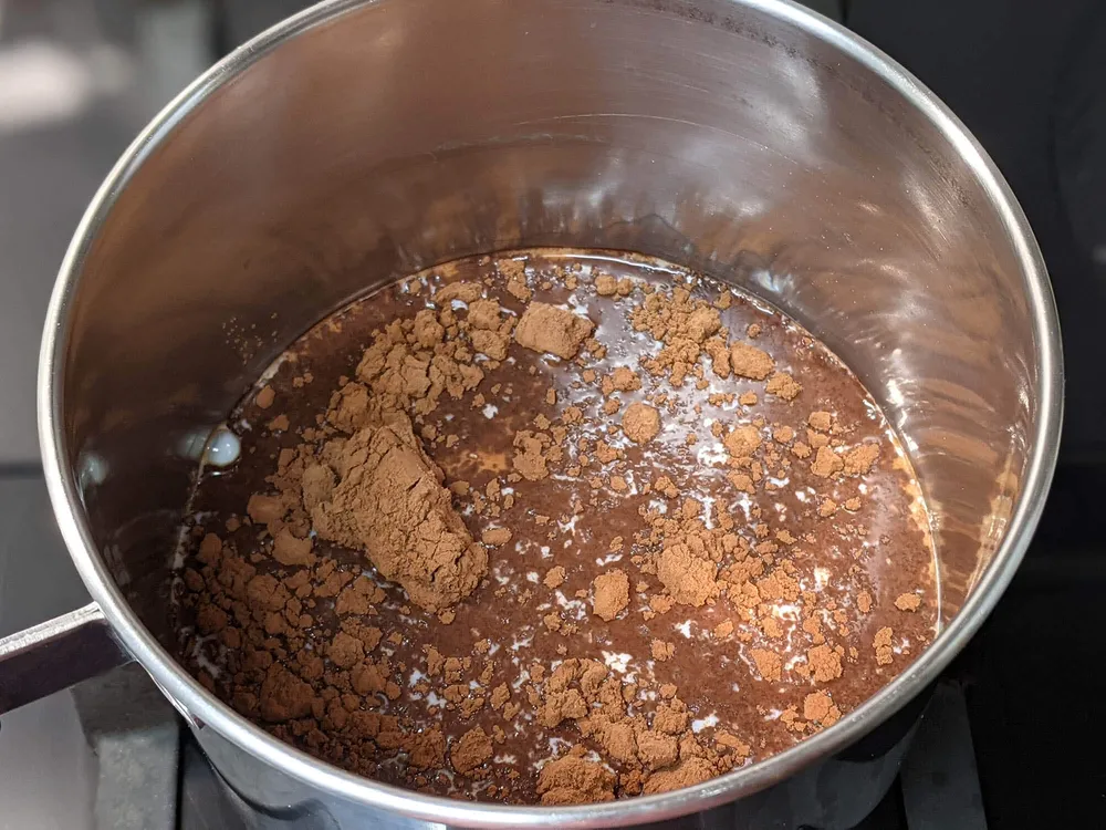 Leche, azúcar y cacao.