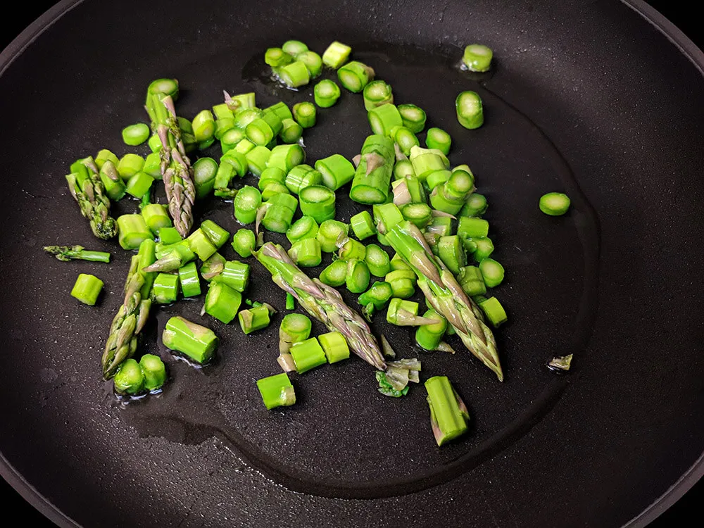 Espárragos verdes cortados a rodajas.