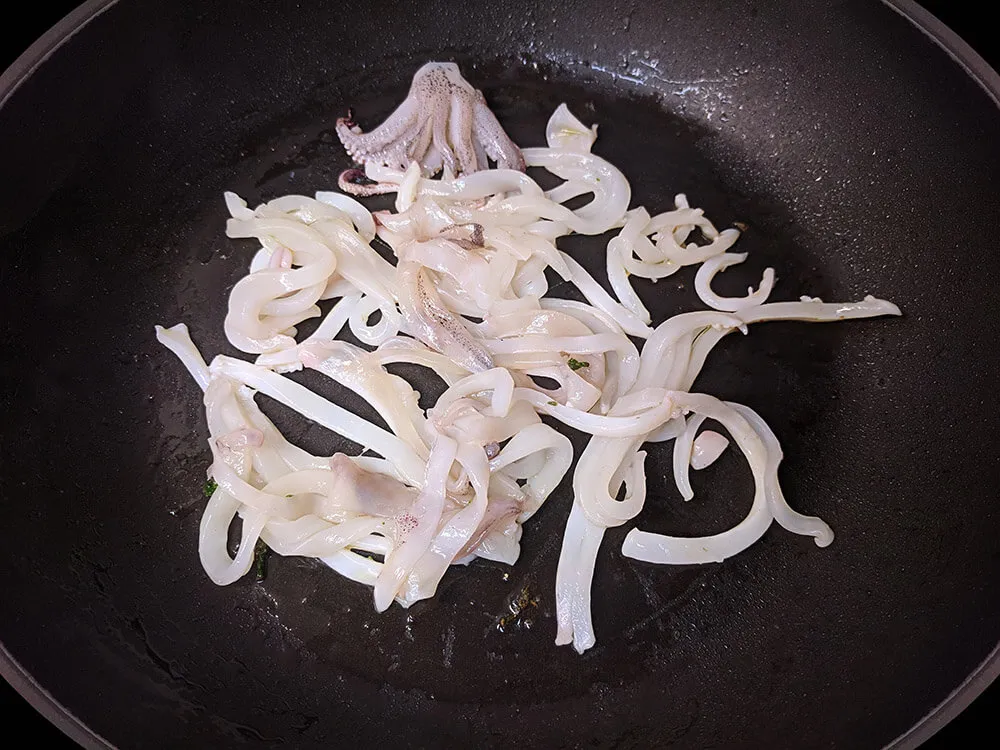 Calamares salteados en aceite de oliva.