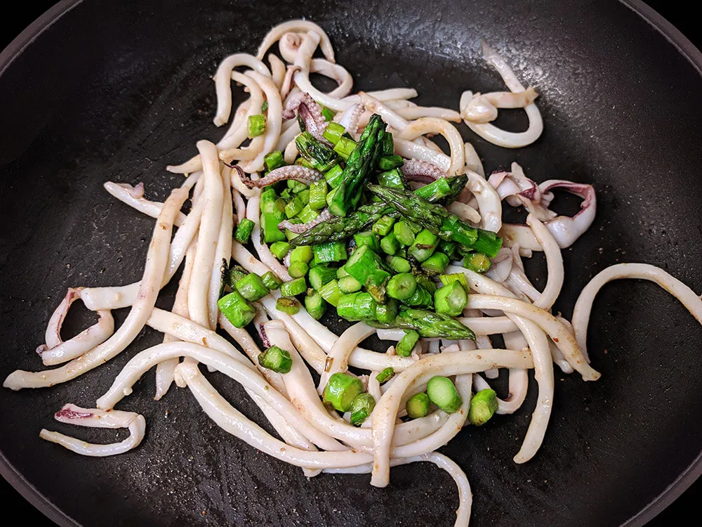 Espárragos y calamares salteados.