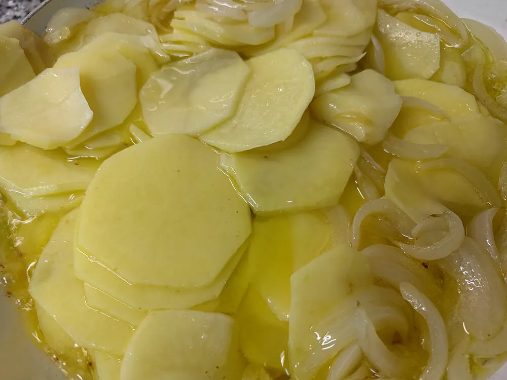 Patatas y cebollas pochándose
