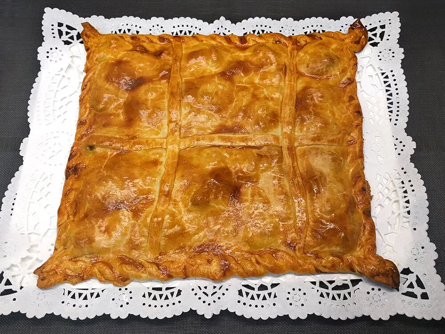 Empanada de mejillones en escabeche picante