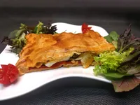 Presentación de la empanada de mejillones en escabeche picante