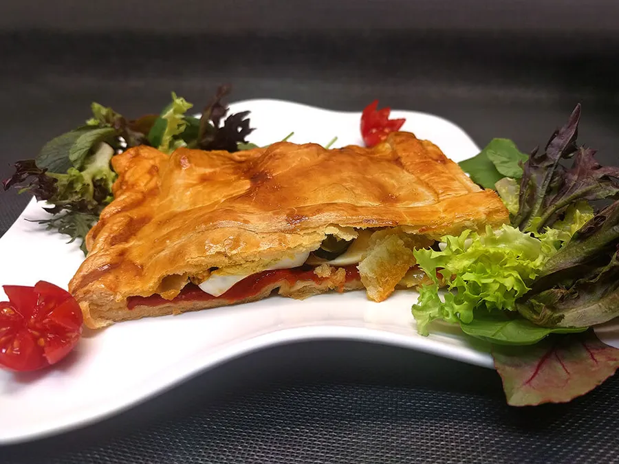 Presentación de la empanada de mejillones en escabeche picante