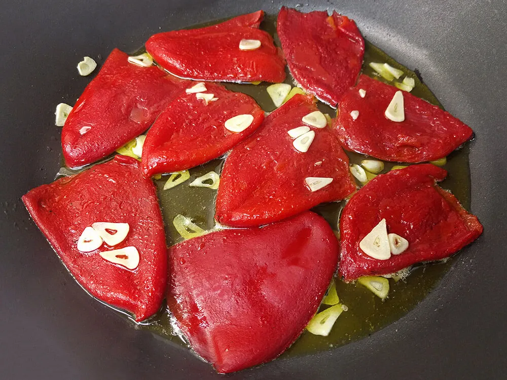 Pimientos del piquillo con ajos laminados