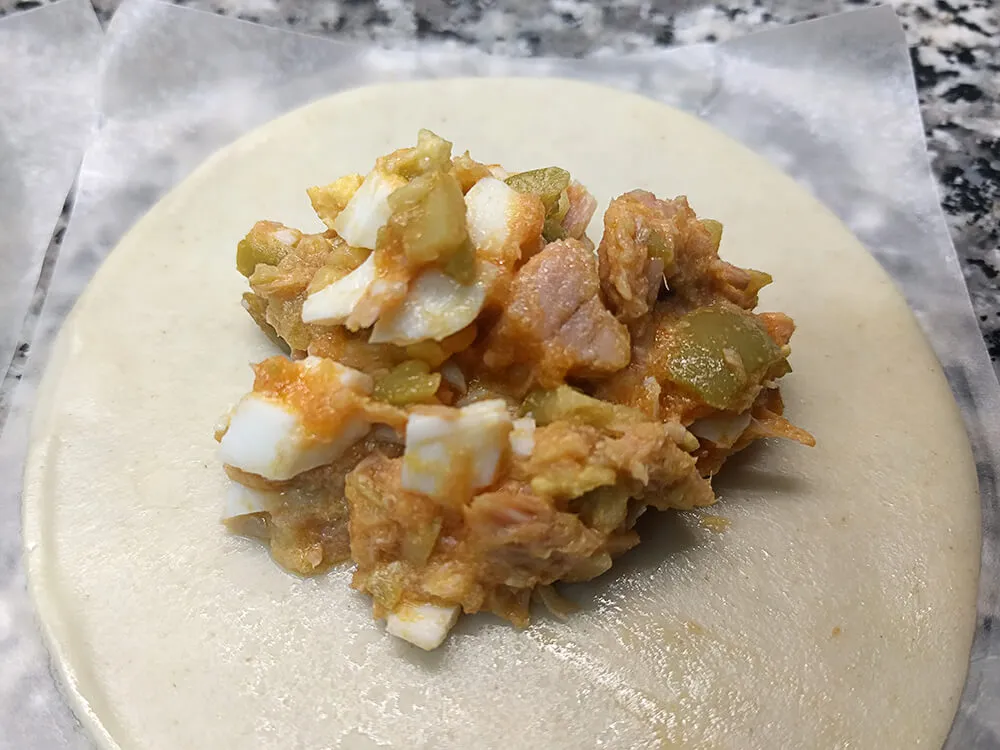 Oblea con el relleno de las empanadillas