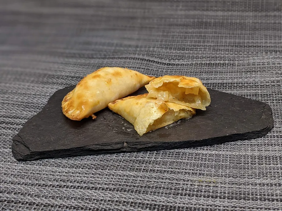 Primera presentación de las empanadillas de pera, cebolla y gorgonzola