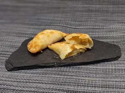 Empanadillas de pera, cebolla y gorgonzola