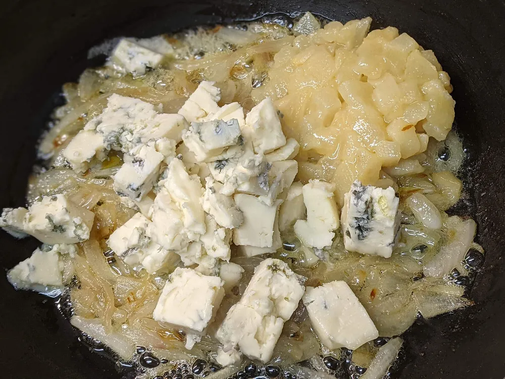 Cebolla, pera y gorgonzola.