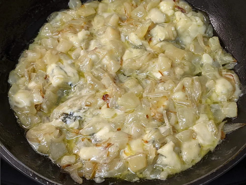 Cebolla, pera y gorgonzola.