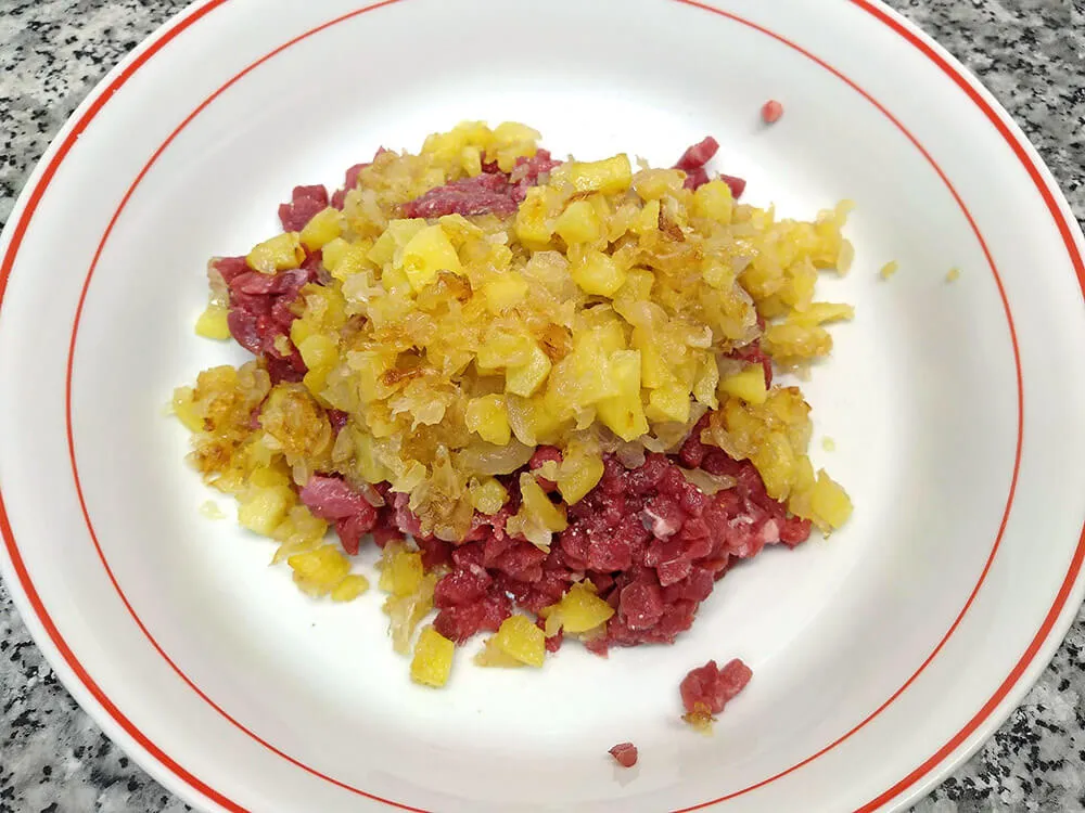 Carne picada y sofrito de cebolla y manzana.