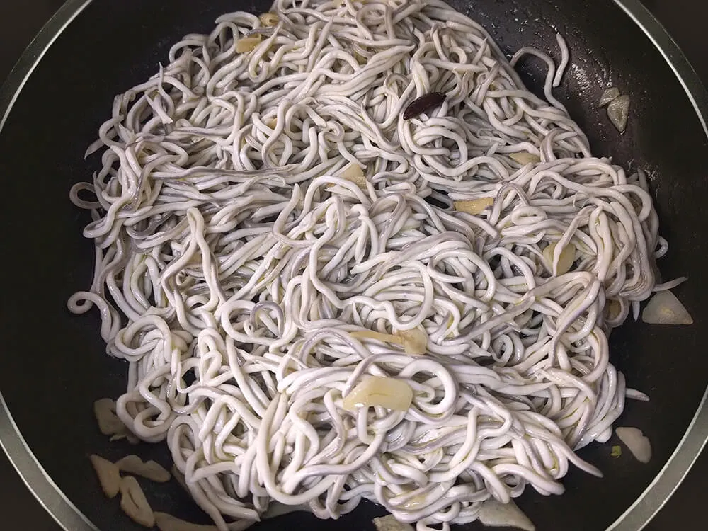 Anguriñas con ajos laminados y guindillas