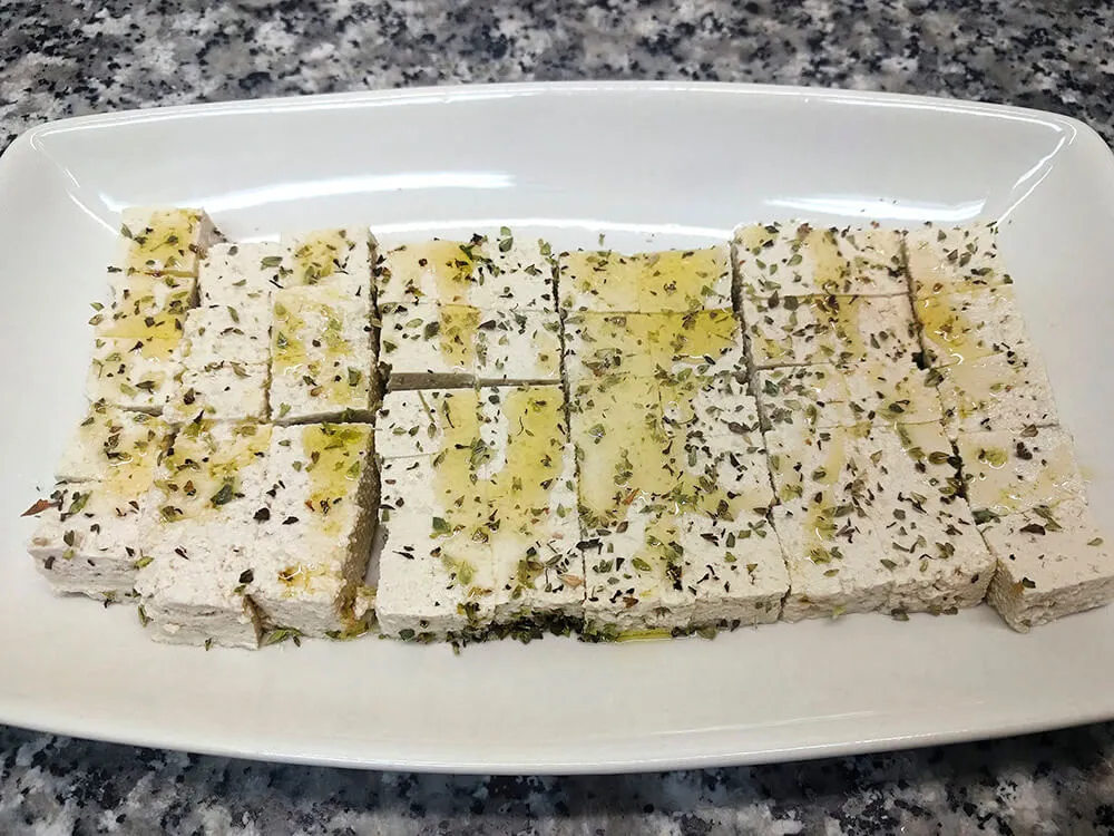 Tofu cortado a cuadrados y aliñado