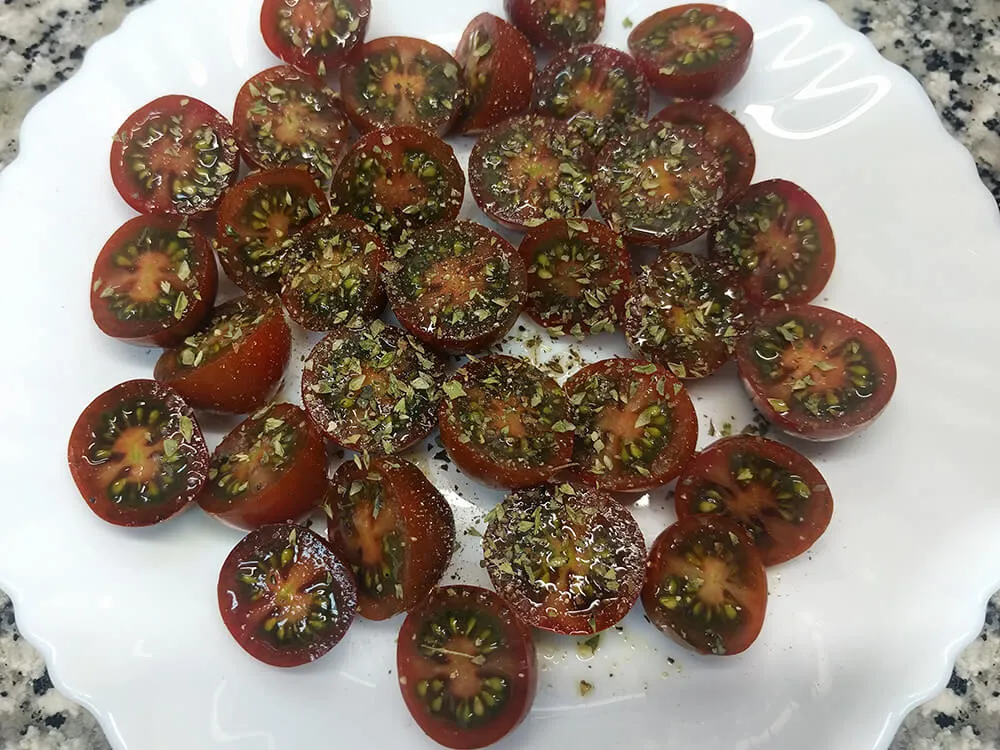 Tomates cherry cortados y aliñados