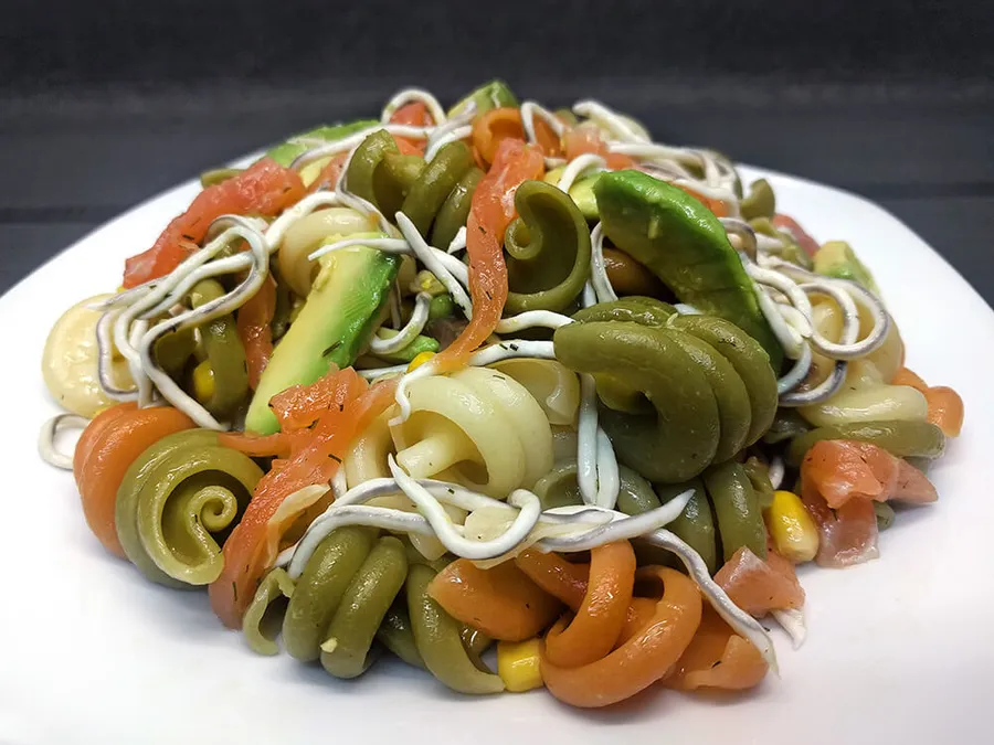 Ensalada de pasta con aguacate y salmón