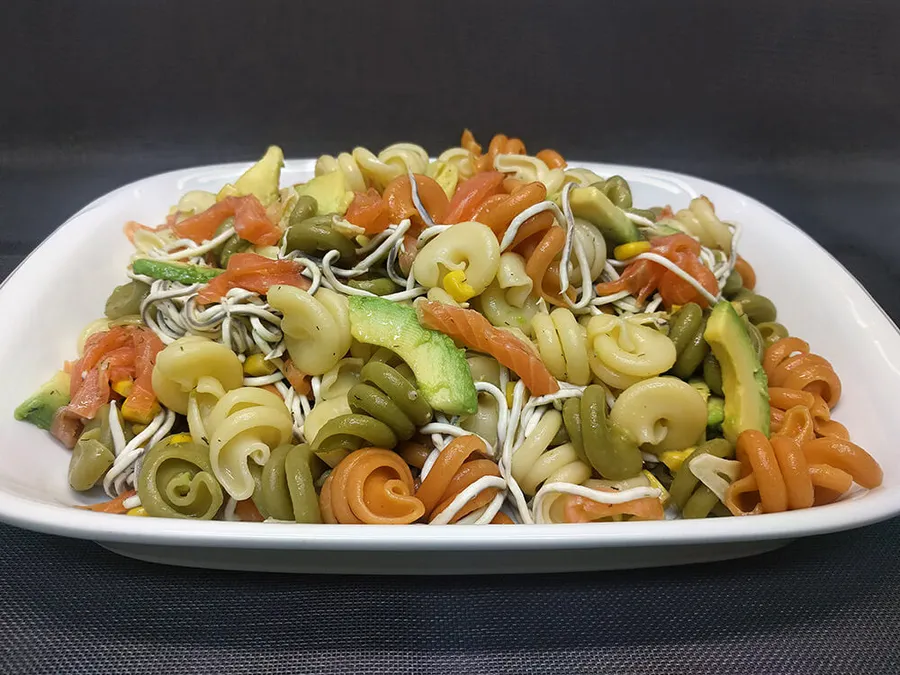 Ensalada de pasta con aguacate y salmón