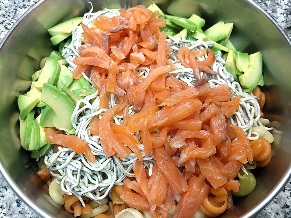 Pasta hervida con el salmón, el aguacate y las anguriñas
