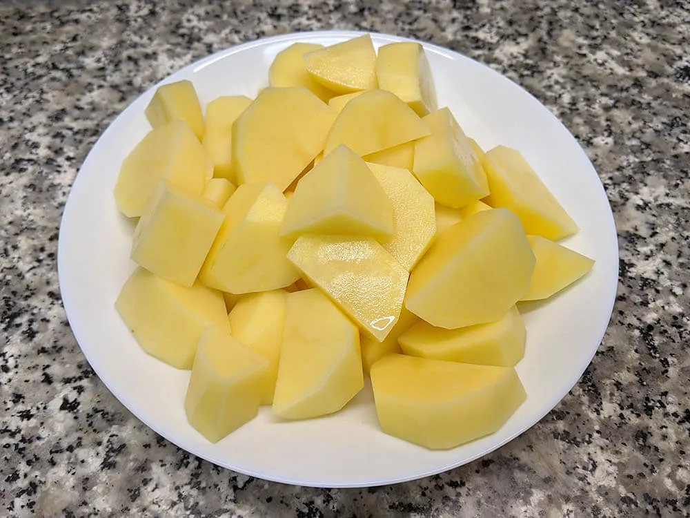 Patatas peladas, lavadas y cortadas a dados.