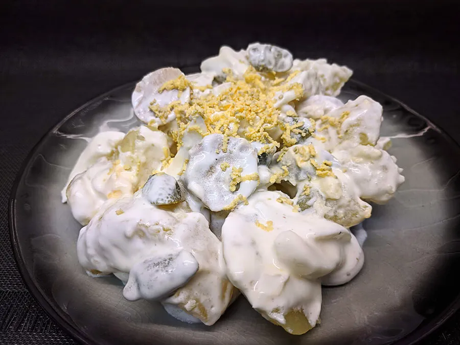 Presentación de Ensalada de patatas y bratwurst.