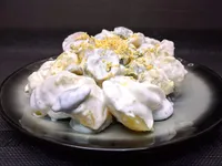 Presentación de Ensalada de patatas y bratwurst.