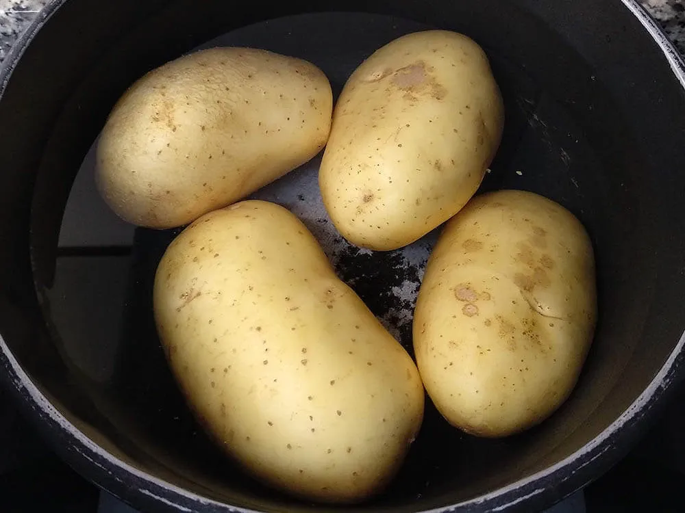 Patatas en agua hirviendo.