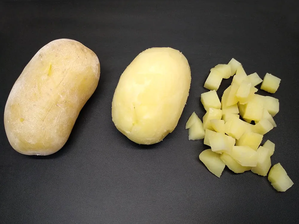 Patatas hervidas, peladas y cortadas a daditos.