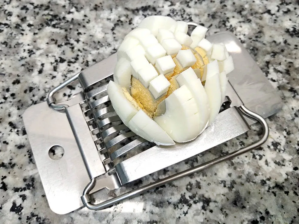 Huevo cocido, pelado y picado.