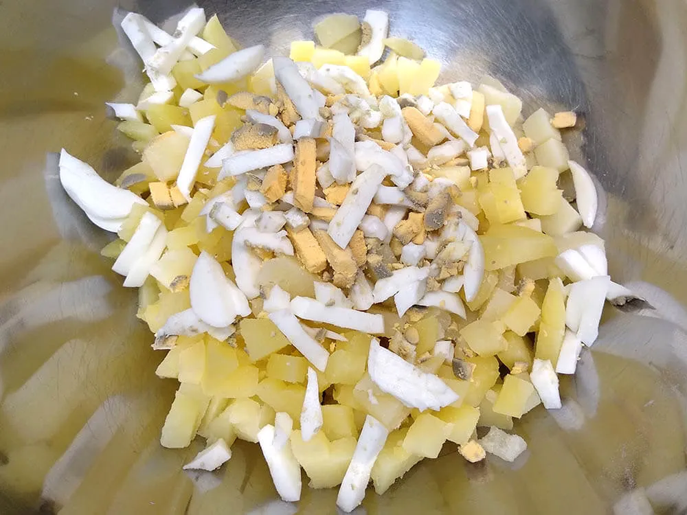 Patata y huevos cocidos.