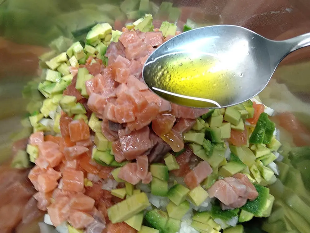 Patata y huevos cocidos, cebolla picada salmón ahumado a tiras aguacate, salmón macerado y vinagreta.