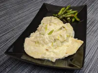 Escalopines de pollo con peras y ajos tiernos